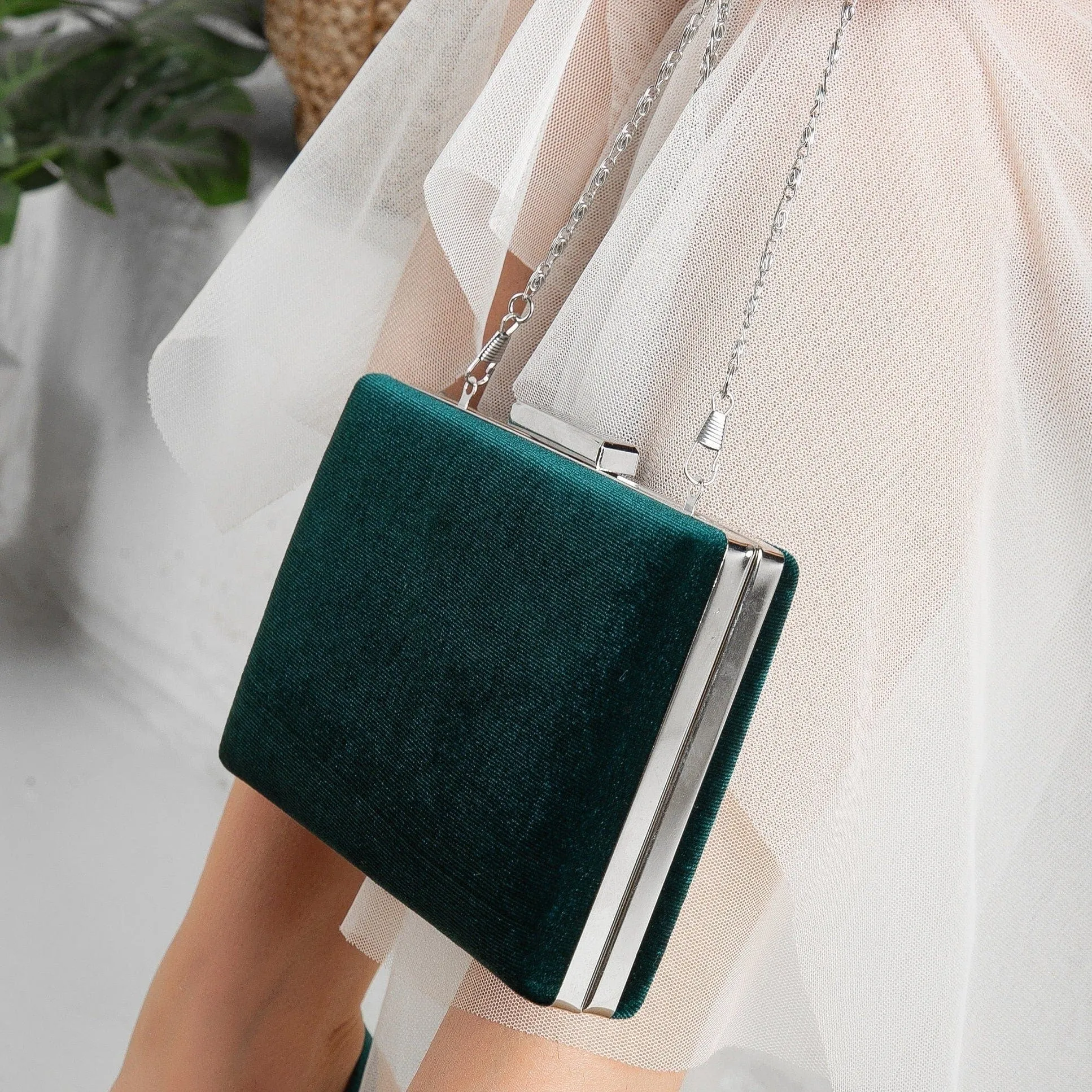 Clara Vegan Velvet Clutch | Green